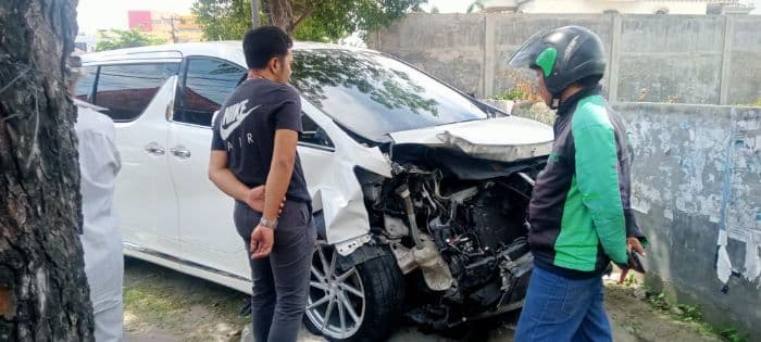 mobil_vellfire_oleng_tabrak_avanza_dan_betor_di_medan