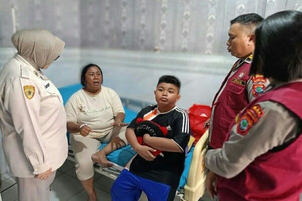 polda_sulut_turunkan_tim_trauma_healing_untuk_korban_kebakaran_km_barcelona_v_