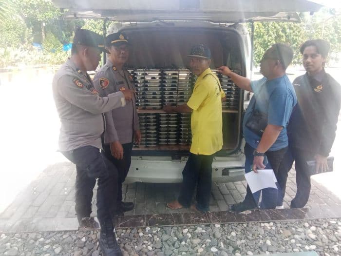 polsek_indra_pura_kawal_distribusi_2696_porsi_makanan_bergizi_gratis_di_air_putih_