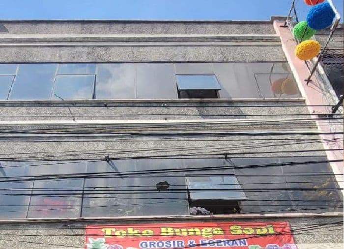tempat_usaha_dilempari_otk_pengusaha_di_medan_menangis_minta_perlindungan_kapolrestabes