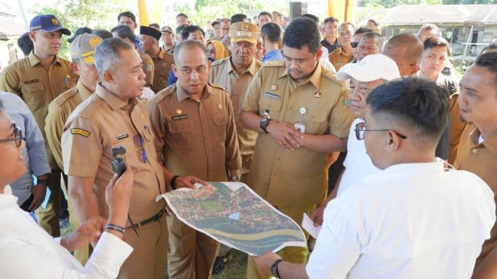 tinjau_pengerukan_waduk_tanjung_pura_gubernur_bobby_ajak_warga_rawat_waduk