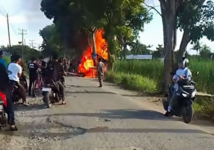 viral_sepeda_motor_dan_warung_di_pinggir_jalan_terbakar