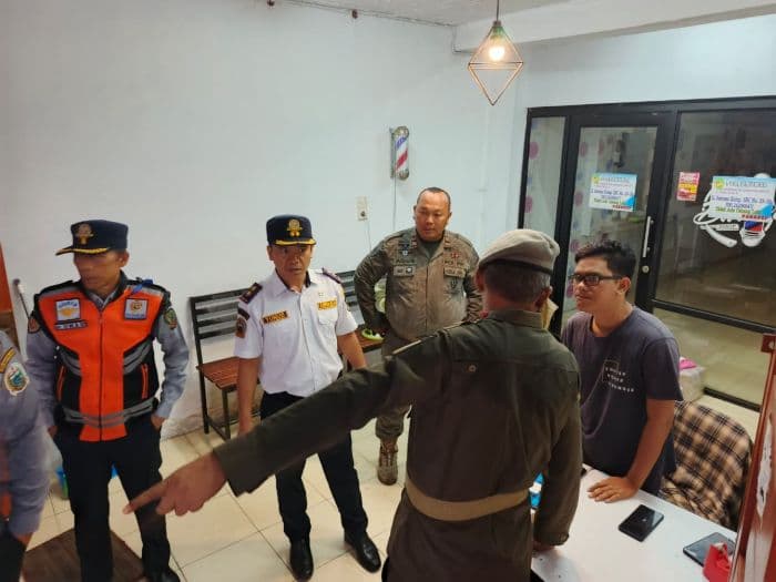 tim_gabungan_tertibkan_pool_bus_di_jalan_sisingamangaraja_medan