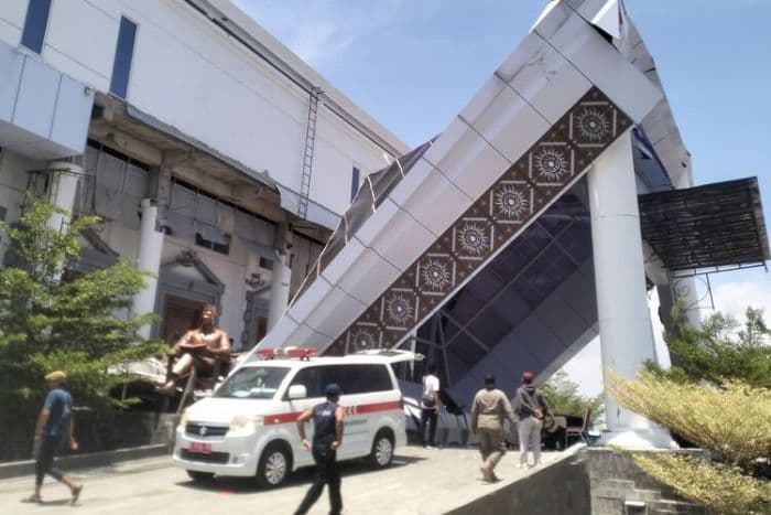 atap_kpt_brebes_roboh_3_pekerja_luka_tertimpa_puing_bangunan_bernilai_rp110_miliar