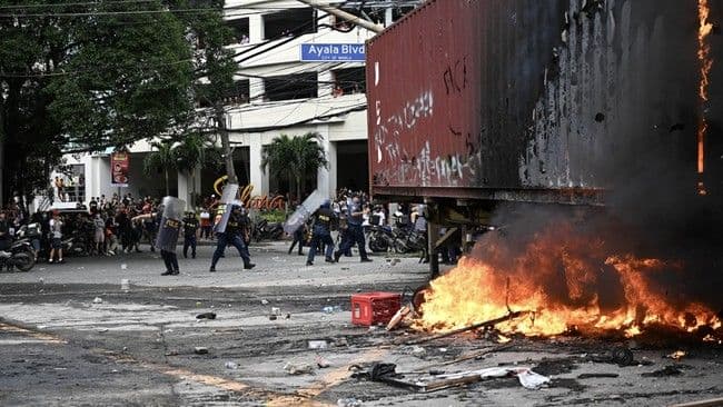 demo_anti_korupsi_di_manila_ricuh_ribuan_warga_turun_ke_jalan