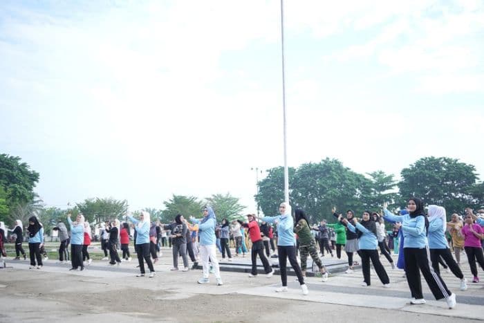 ketua_tp_pkk_labusel_gelar_senam_sehat_dukung_umkm_lokal