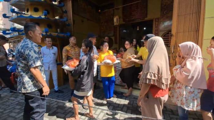 ritual_pho_tho_klenteng_gek_ong_long_kong_medan_bagikan_5_ton_sembako