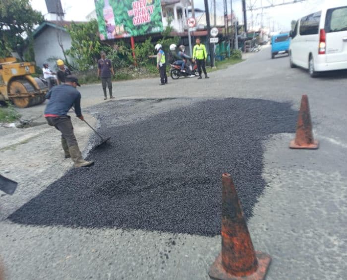 banyak_jalan_rusak_di_siantar_warga_keluhkan_tambal_sulam_yang_tak_efektif