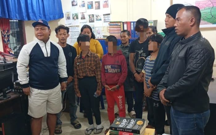 empat_pelaku_pelemparan_mobil_travel_di_desa_ergaji_berdamai_dengan_korban_