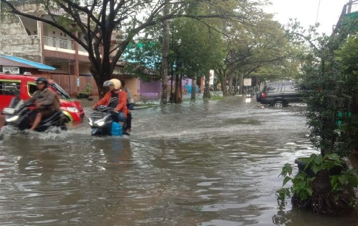 hujan_seharian_ratusan_rumah_di_griya_martubung_medan_terendam_banjir