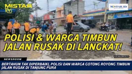 newsroom_bertahun_tak_diperbaiki_polisi_dan_warga_gotong_royong_timbun_jalan_rusak_di_tanjung_pura