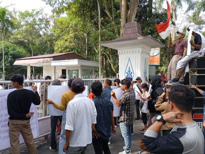 alasan_kades_tak_transparan_warga_pagar_merbau_i_demo_di_kantor_bupati