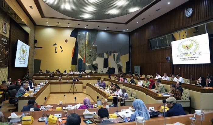 dpr_setuju_kepala_daerah_tidak_bersengketa_akan_dilantik_6_februari_2025