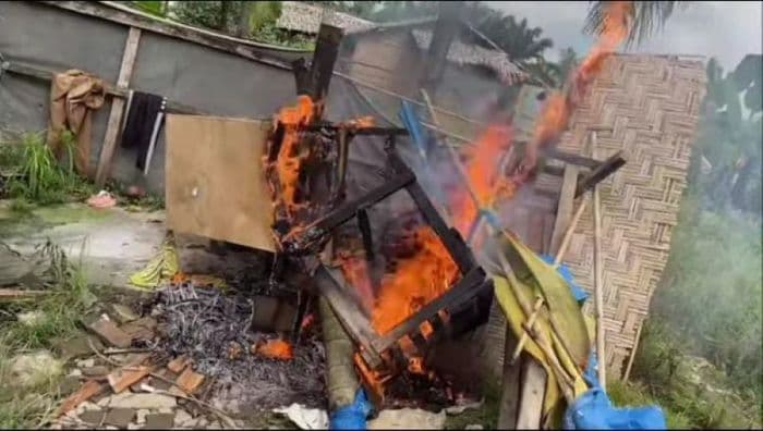 polisi_amankan_5_pria_saat_penggerebekan_di_desa_serba_jadi