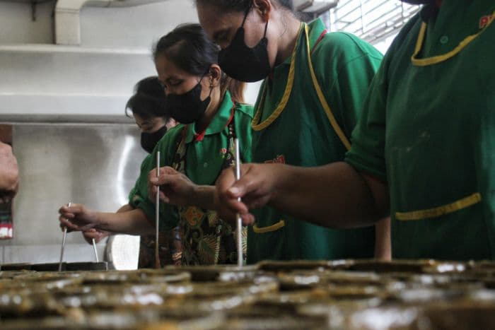 produksi_kue_bakul_di_medan_meningkat_jelang_imlek