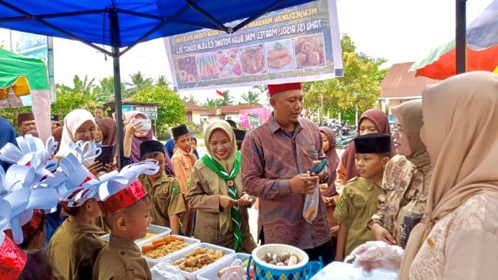 siswa_aek_kuasan_belajar_bisnis_lewat_market_day