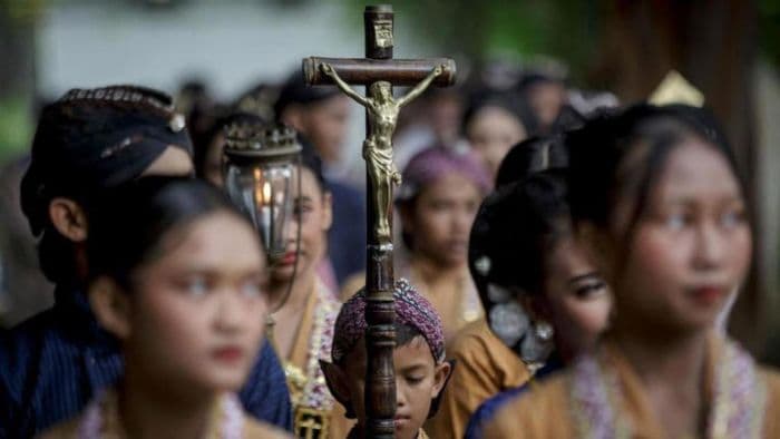 bagaimana_pengaruh_paus_fransiskus_dan_gereja_katolik_di_dunia_