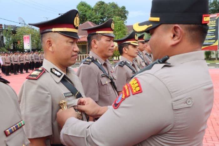 empat_pejabat_di_polres_nisel_dirotasi