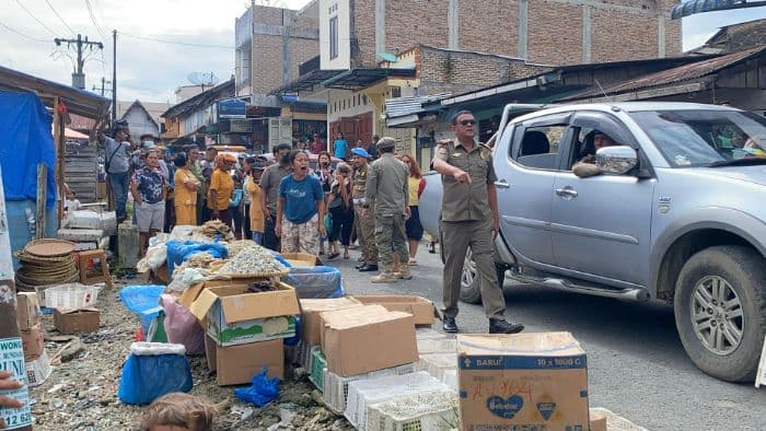 membandel_pemkab_dairi_tindak_pedagang_di_badan_jalan_dan_trotoar_