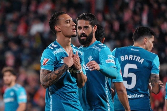 real_betis_kalahkan_girona_31_pemain_pinjaman_dari_mu_cetak_gol_perdana