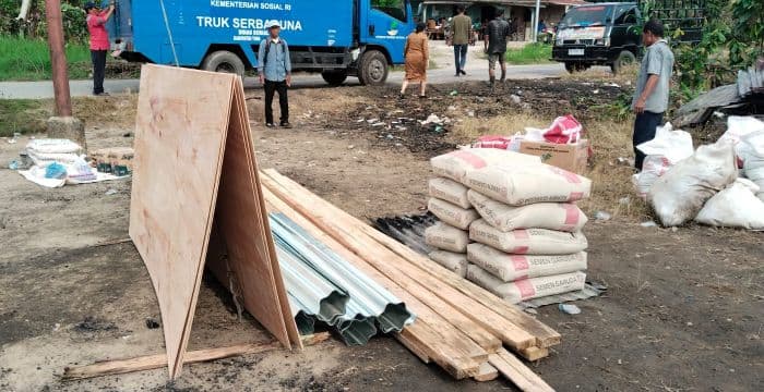 rumah_warga_desa_ombur_terbakar_korban_terima_bantuan