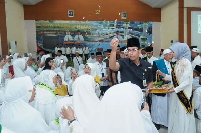 tepung_tawari_calon_jemaah_haji_rico_waas_mohon_doa_terbaik_untuk_kota_medan