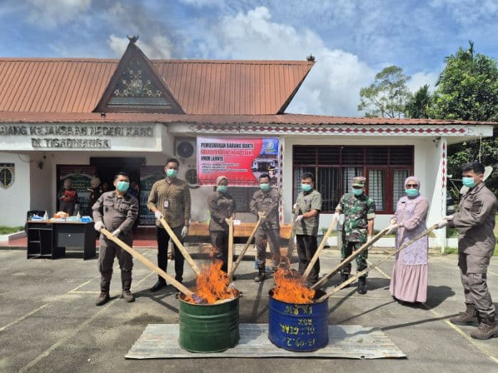 cabjari_karo_libatkan_pelajar_musnahkan_barang_bukti_kasus_kriminal_