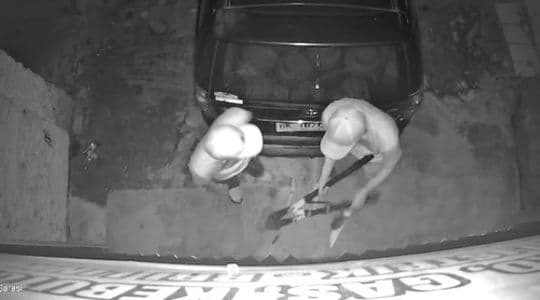 detikdetik_aksi_komplotan_perampok_di_kisaran_coba_bongkar_toko_grosir_terekam_cctv
