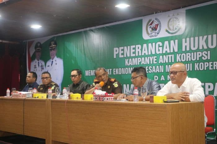 jelang_pembentukan_koperasi_merah_putih_kajari_taput_dan_bupati_teken_mou_antikorupsi_