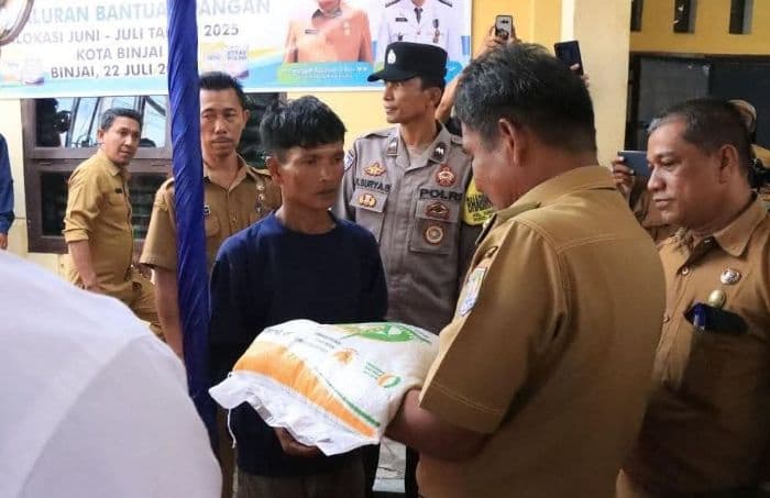 bulog_sumut_salurkan_282_ton_beras_bantuan_pangan_di_binjai