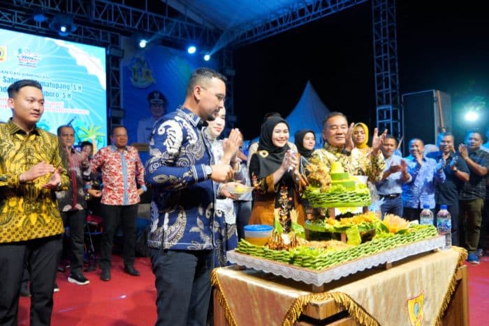 bupati_fery_tutup_pameran_hut_ke17_labusel_semangat_membangun_harus_terus_menyala