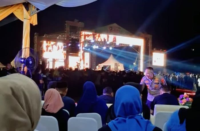 dmasiv_guncang_alunalun_aekkanopan_ribuan_warga_tumpah_ruah_di_hut_ke17_labura