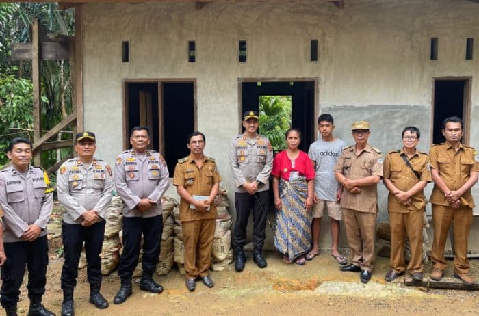 kapolres_tapteng_tuntaskan_pembangunan_rumah_warga_miskin_di_sitahuis_yang_sempat_terbengkalai_