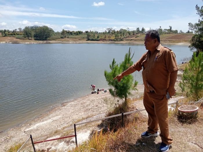 kemarau_panjang_sebabkan_danau_sidihoni_surut_warga_alami_krisis_air_bersih