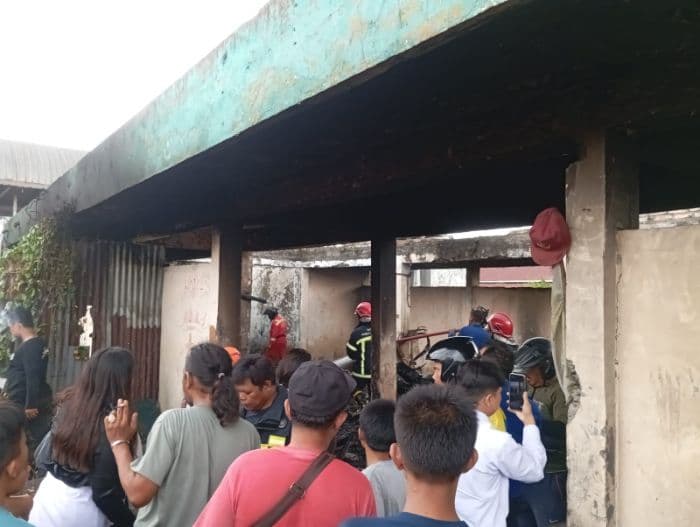 odgj_bakar_ban_bekas_di_gudang_eks_terminal_suka_dame_api_membakar_barang_lainnya