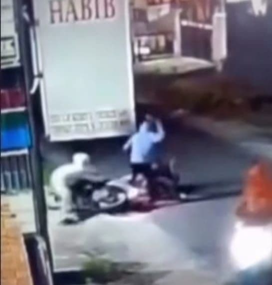pria_di_tembung_dibegal_saat_bersama_keluarga_motor_raib