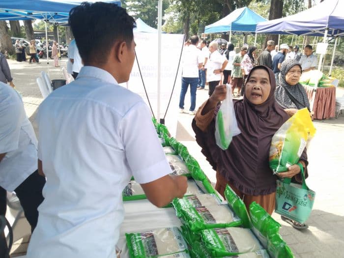 ptpn_1_regional_1_gelar_pasar_murah_di_tanjung_morawa_warga_serbu_beras_minyak_dan_gula_