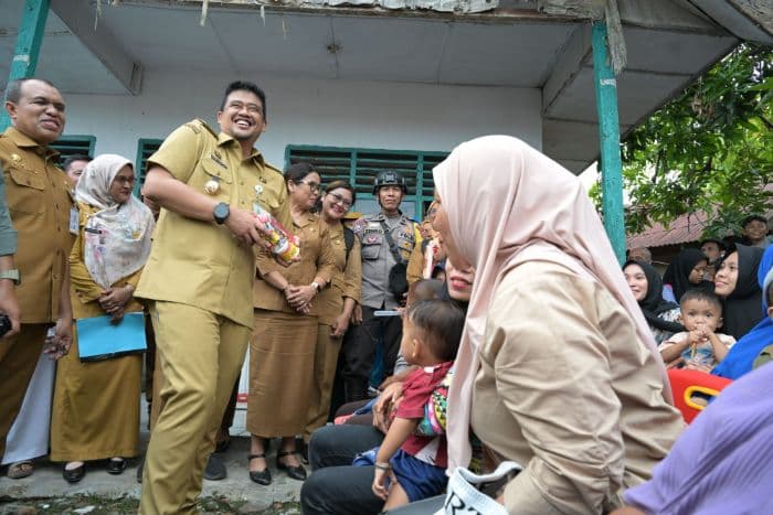 serap_aspirasi_di_pulau_kampai_gubernur_bobby_disambut_ribuan_warga