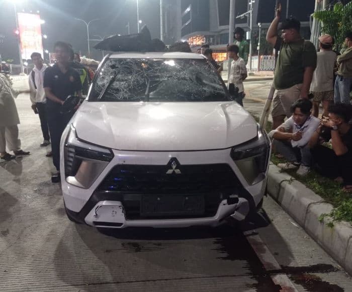 diduga_tabrak_lari_mobil_xforce_dirusak_warga_di_medan