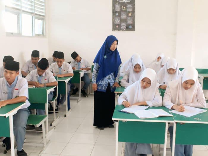 guru_man_tanjungbalai_hadirkan_pojok_sastra_hidupkan_minat_literasi_siswa