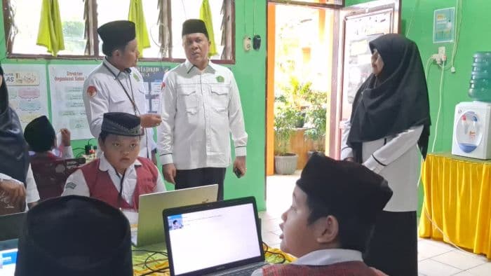 kakanwil_kemenag_sumut_ingatkan_siswa_ikuti_anbk_dengan_jujur_dan_percaya_diri