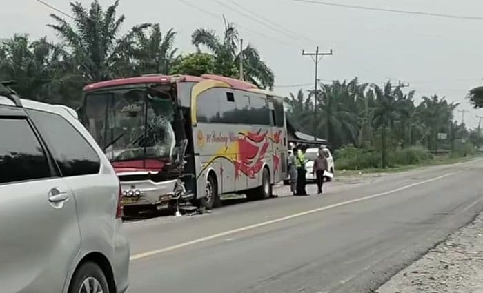 kecelakaan_beruntun_libatkan_5_kendaraan_di_jalinsum_asahan_sopir_bus_kabur
