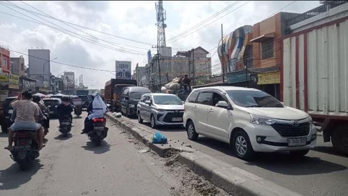 penutupan_jalan_pdam_sunggal_picu_kemacetan_di_pinang_baris_kampung_lalang