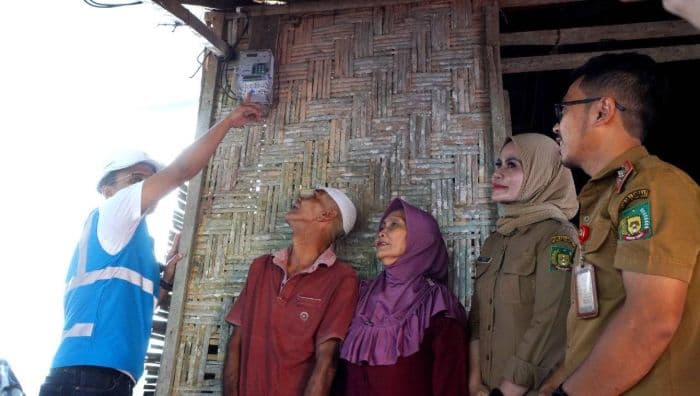 51_keluarga_di_kabupaten_langkat_terima_bantuan_sambungan_listrik_gratis