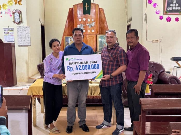bpjs_ketenagakerjaan_sosialisasikan_program_dan_serahkan_santunan_rp42_juta_kepada_jemaat_gkpa_pijor_koling