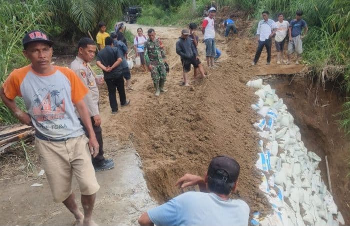bupati_simalungun_tanggap_longsor_di_jalan_rayaraya_kahean_akses_warga_dibuka_lewat_jalur_darurat