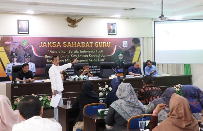 285_kepala_smp_di_medan_ikuti_penyuluhan_hukum_dari_kejari