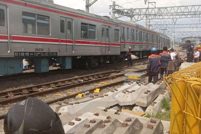 commuter_line_anjlok_di_stasiun_rangkasbitung_lebak_begini_kondisi_penumpang