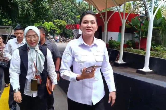 gubernur_sherly_tjoanda_terekam_kamera_datangi_kpk