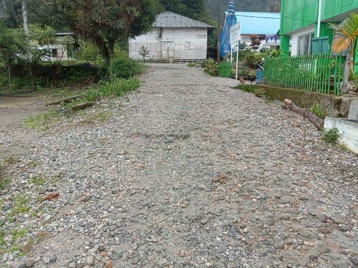 jalan_rusak_menuju_kantor_camat_lumbanjulu_belum_diperbaiki_warga_toba_keluhkan_lima_tahun_tanpa_perhatian
